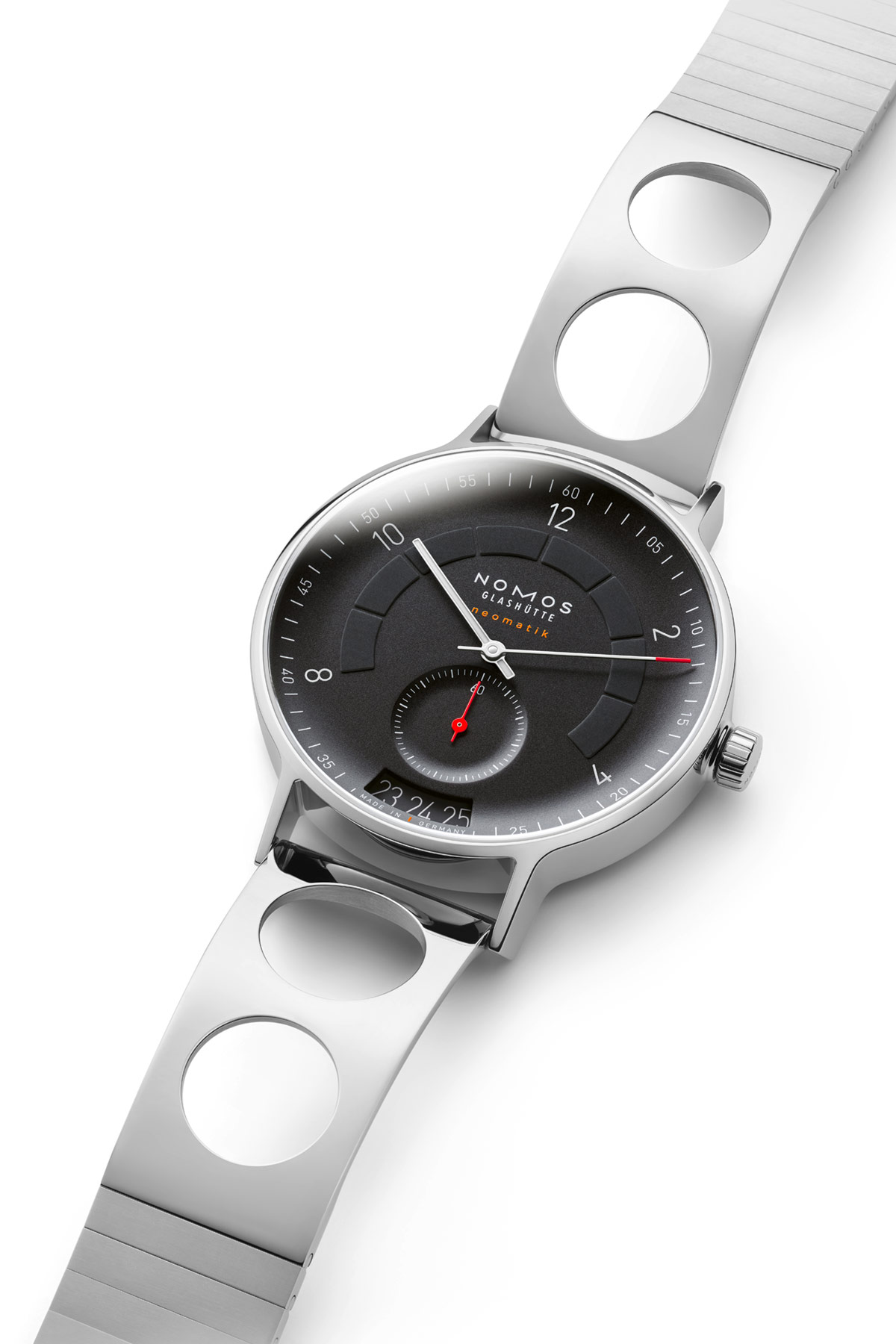 Slanted-NOMOS-Glashütte-Autobahn_06