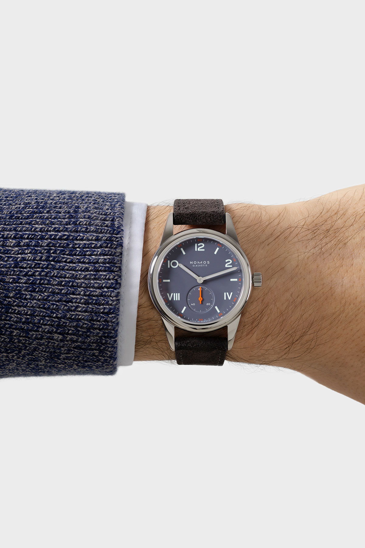 06_NOMOSGlashuette_ClubCampus_BluePurple_wristshot